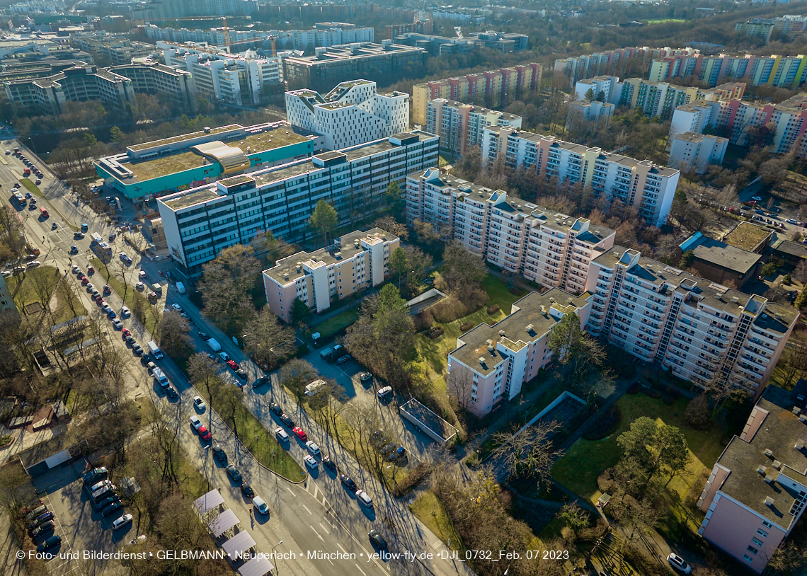 07.02.2023 - Luftbilder von der Montessori Schule im Plettzentrum Neuperlach